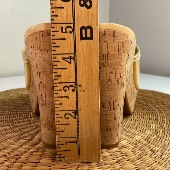 Tahari Miami Beige Yellow Patent Leather Cork 8.5 M Slip On Mules Platform - Picture 5 of 11